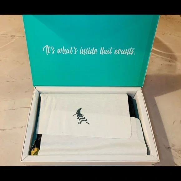 One Odd Bird Womens Black Leather Raven Zip Up Wallet and Wristlet - Picture 4 of 7